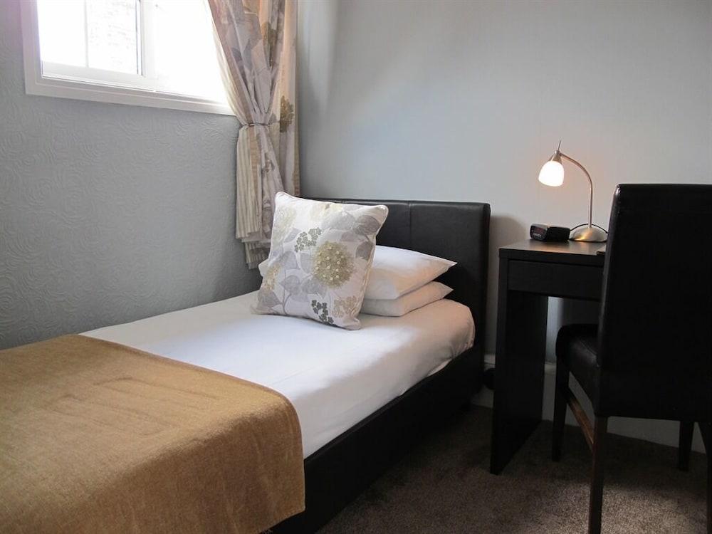Fairlawn House 4*